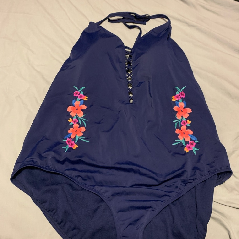 Swimsuit - Picture 4 of 11